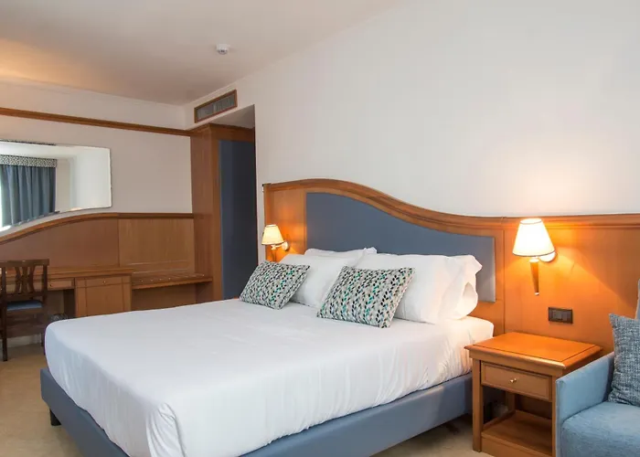 מלון Hotel Centrale 4*